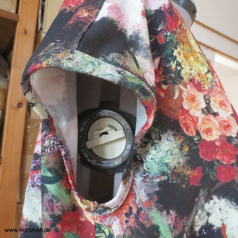 Blüten auf schwarz Sommershirt A Linie