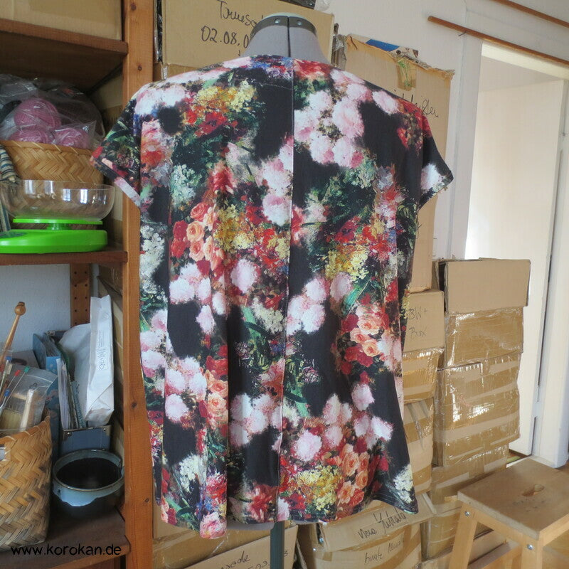 Blüten auf schwarz Sommershirt A Linie