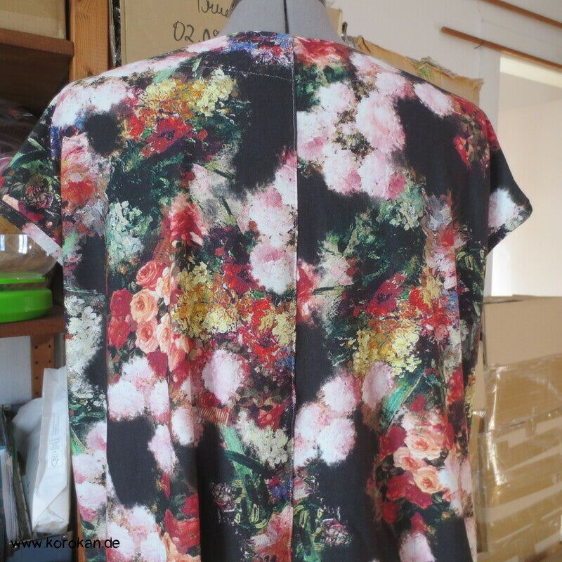 Blüten auf schwarz Sommershirt A Linie