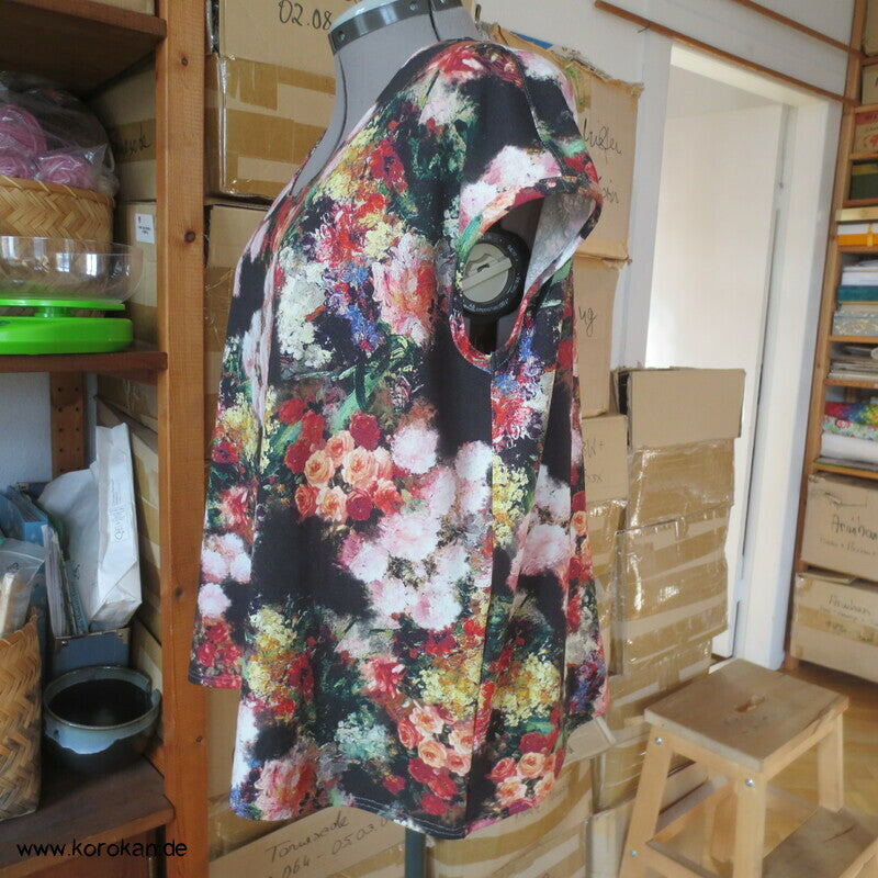 Blüten auf schwarz Sommershirt A Linie