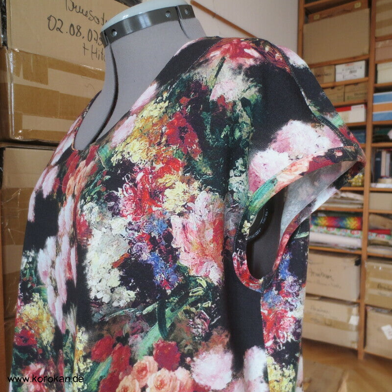 Blüten auf schwarz Sommershirt A Linie