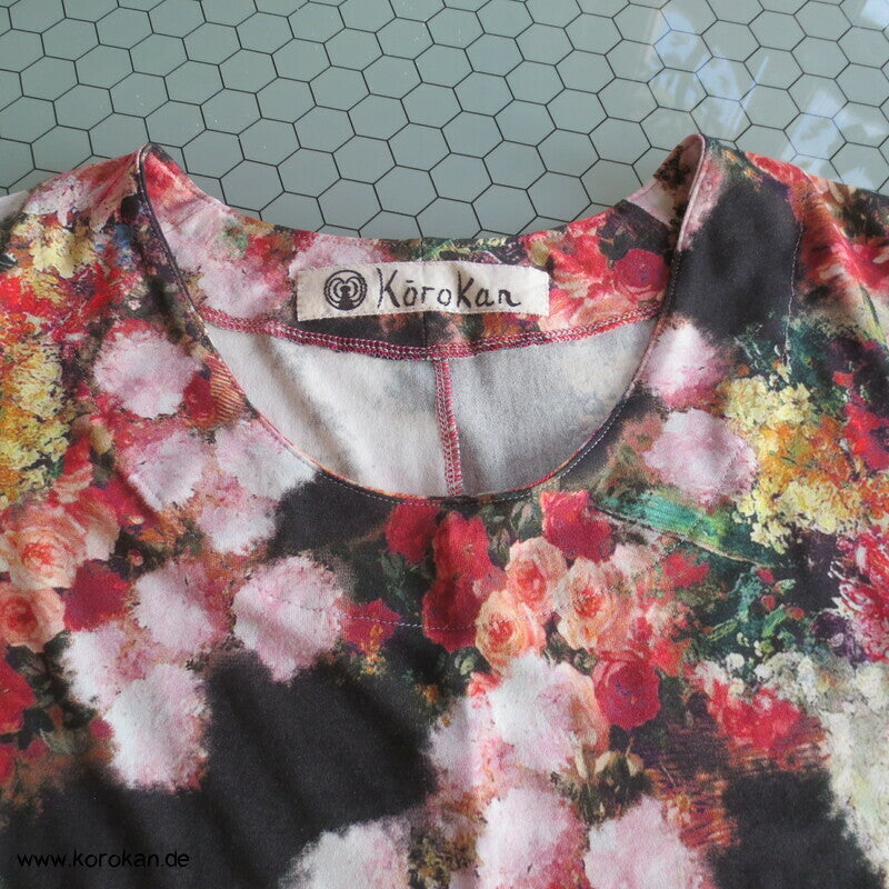 Blüten auf schwarz Sommershirt A Linie