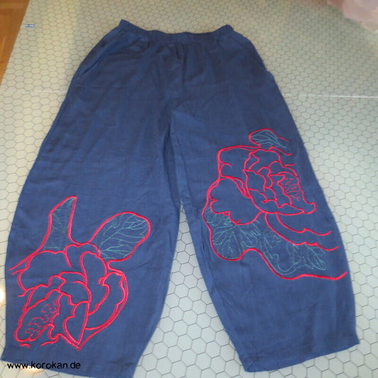 neue Monpe, blau, mit roter Päonienstickerei und Eingrifftaschen