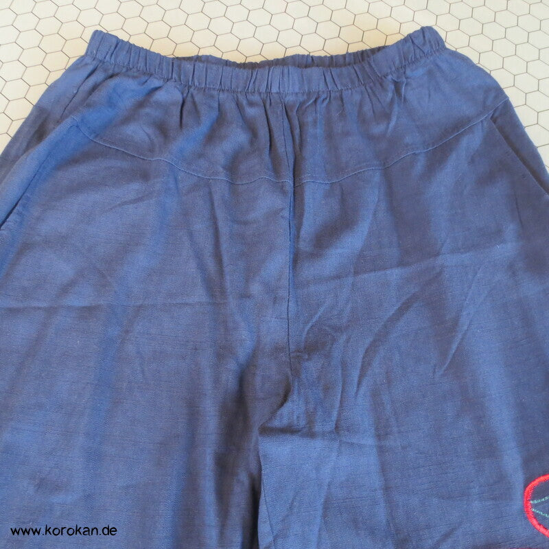 neue Monpe, blau, mit roter Päonienstickerei und Eingrifftaschen