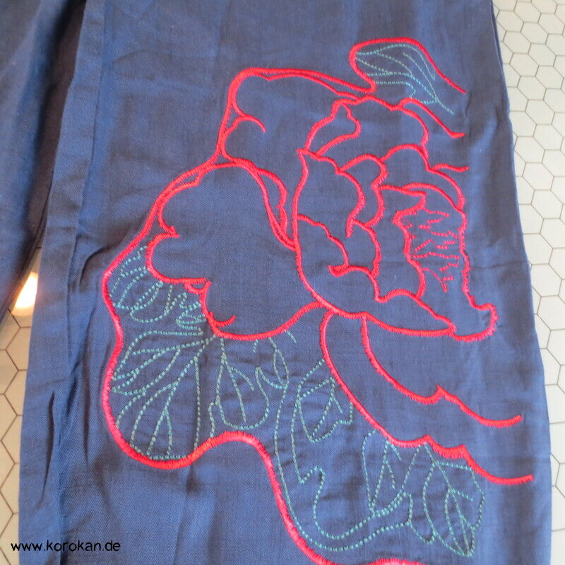 neue Monpe, blau, mit roter Päonienstickerei und Eingrifftaschen