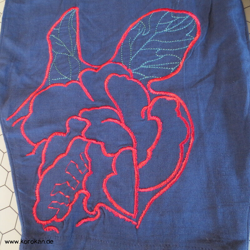 neue Monpe, blau, mit roter Päonienstickerei und Eingrifftaschen
