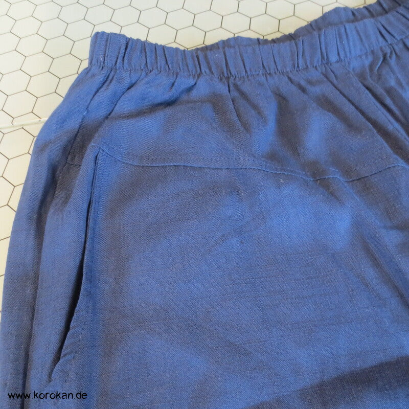 neue Monpe, blau, mit roter Päonienstickerei und Eingrifftaschen