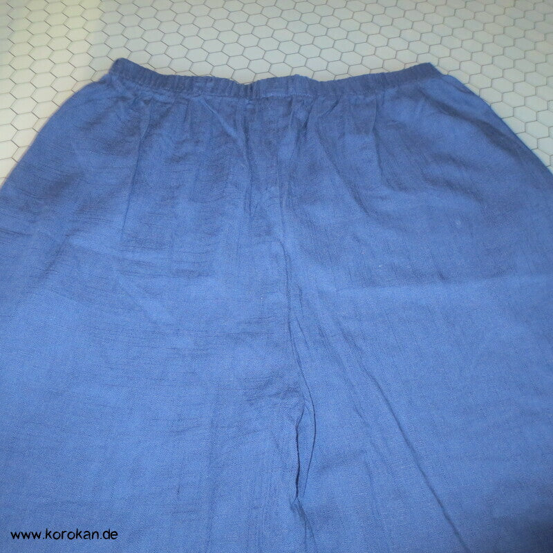 neue Monpe, blau, mit roter Päonienstickerei und Eingrifftaschen