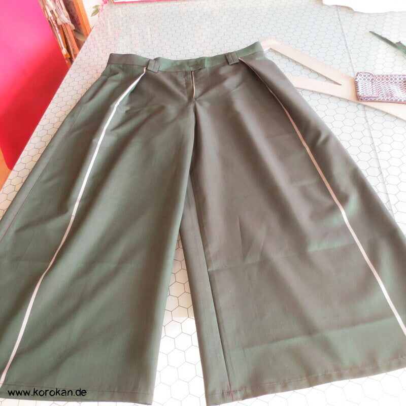 Culotte Hose aus dunkelgrüner Araihari Kimono Seide