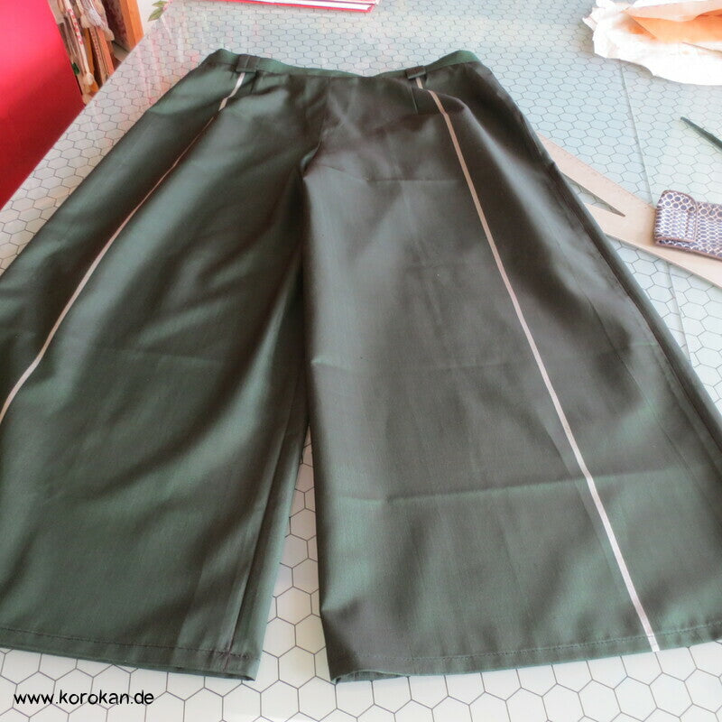 Culotte Hose aus dunkelgrüner Araihari Kimono Seide