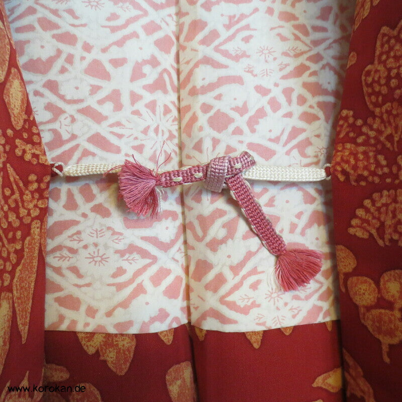 Häuser und Bäume auf rostrotem Seidencrepe Haori