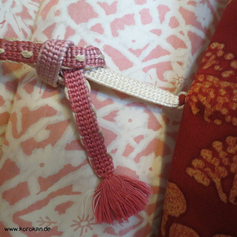 Häuser und Bäume auf rostrotem Seidencrepe Haori