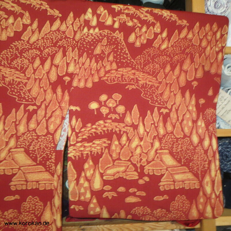 Häuser und Bäume auf rostrotem Seidencrepe Haori