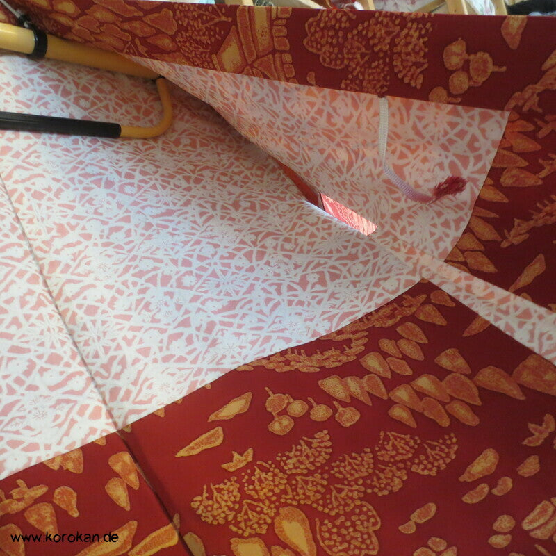 Häuser und Bäume auf rostrotem Seidencrepe Haori