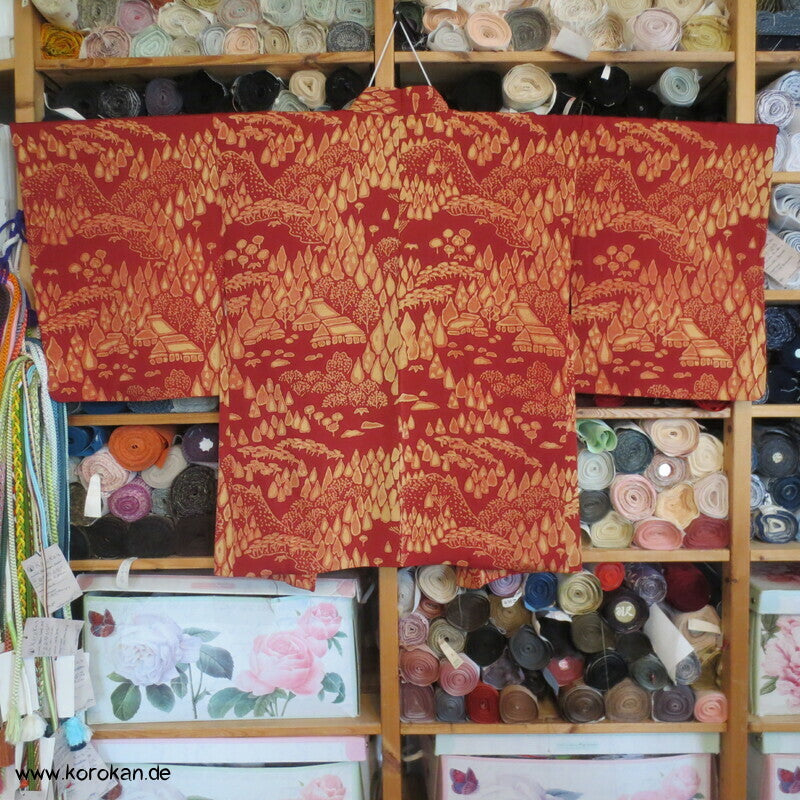 Häuser und Bäume auf rostrotem Seidencrepe Haori