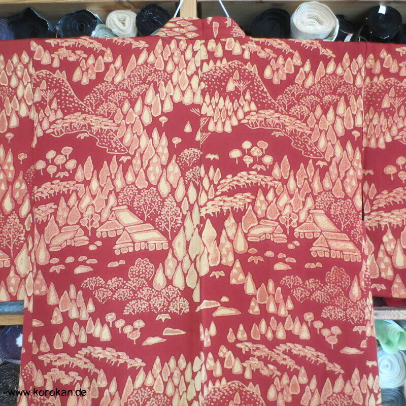 Häuser und Bäume auf rostrotem Seidencrepe Haori