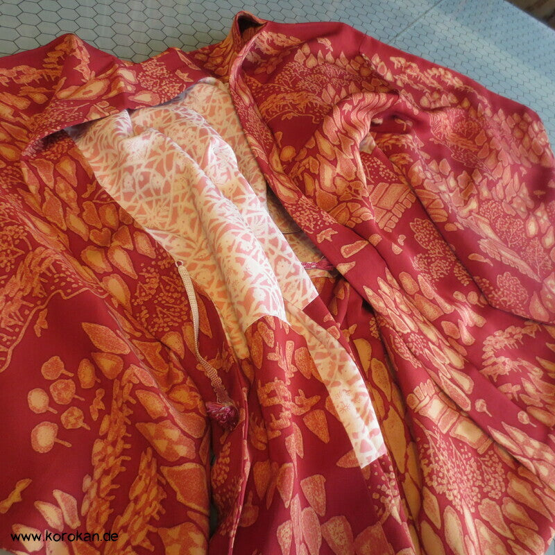 Häuser und Bäume auf rostrotem Seidencrepe Haori