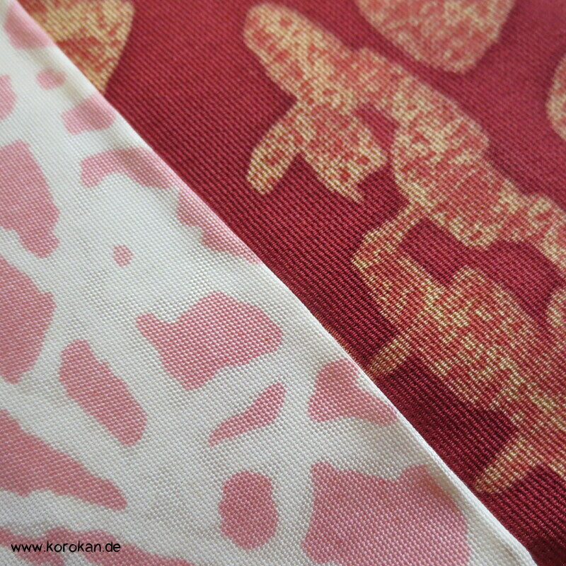 Häuser und Bäume auf rostrotem Seidencrepe Haori