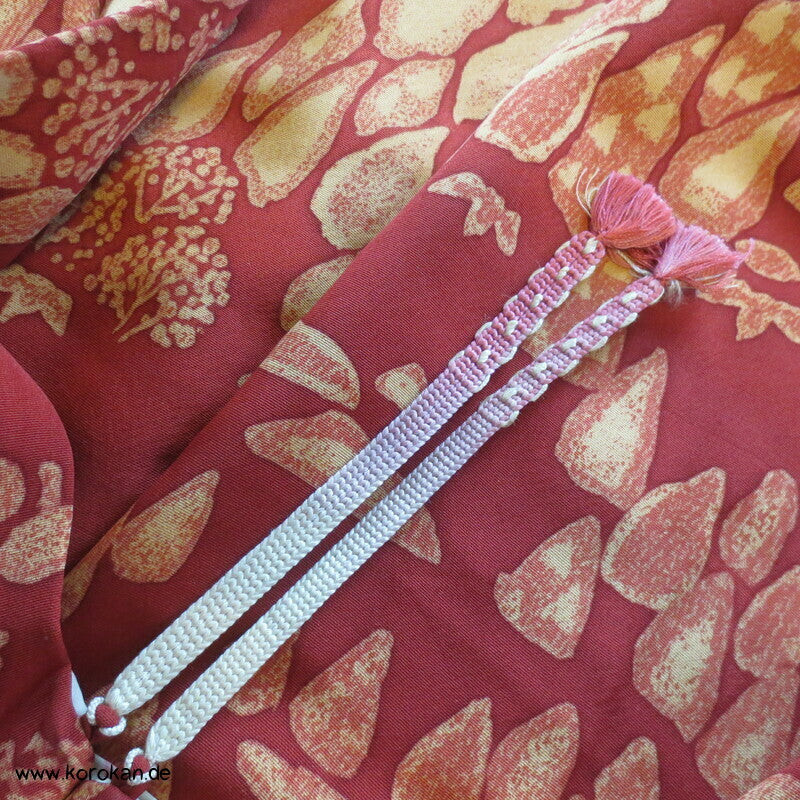 Häuser und Bäume auf rostrotem Seidencrepe Haori