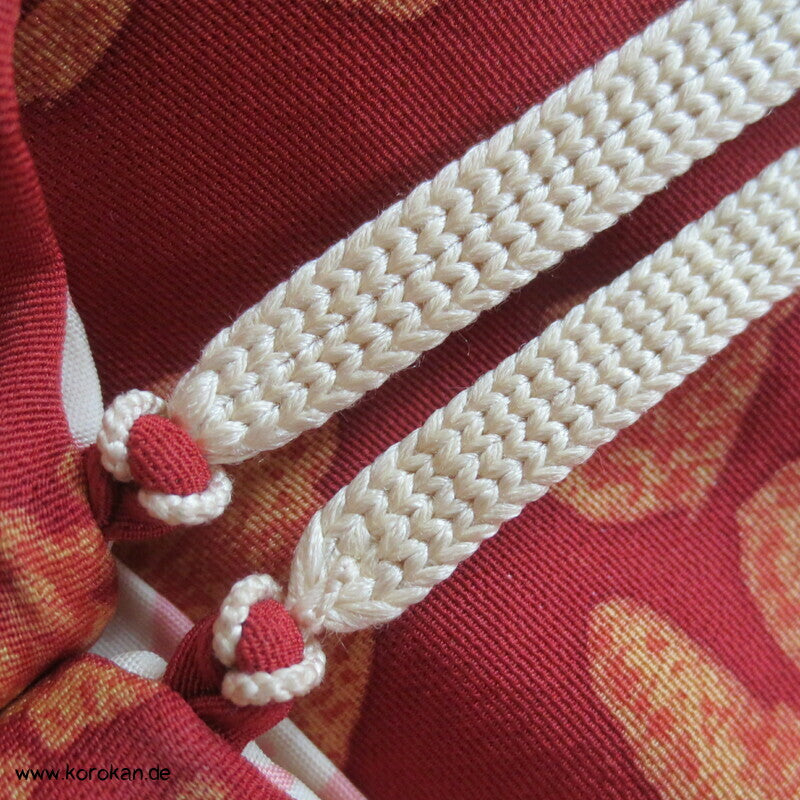 Häuser und Bäume auf rostrotem Seidencrepe Haori