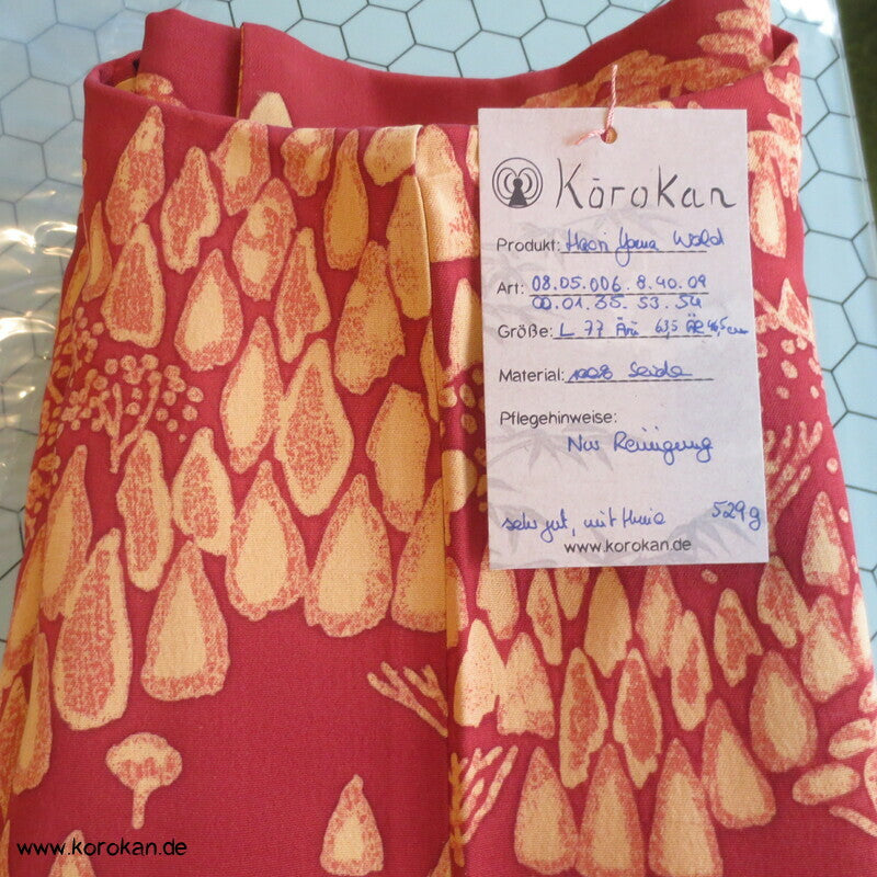 Häuser und Bäume auf rostrotem Seidencrepe Haori