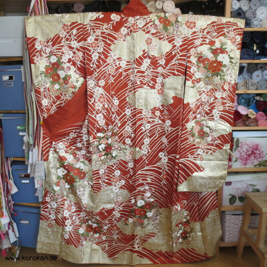 Furisode Kimono Golddruck /-stickerei Wolken, Blütenzweige auf Seidendamast