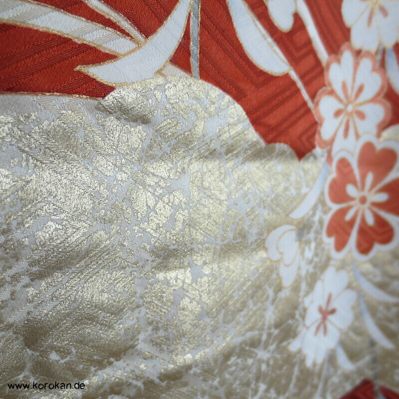 Furisode Kimono Golddruck /-stickerei Wolken, Blütenzweige auf Seidendamast
