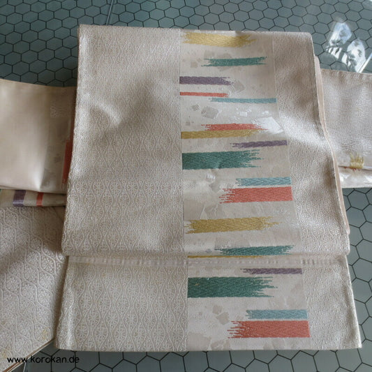 Kiku in Tatewaku mit bunten Streifen Fukuro Obi