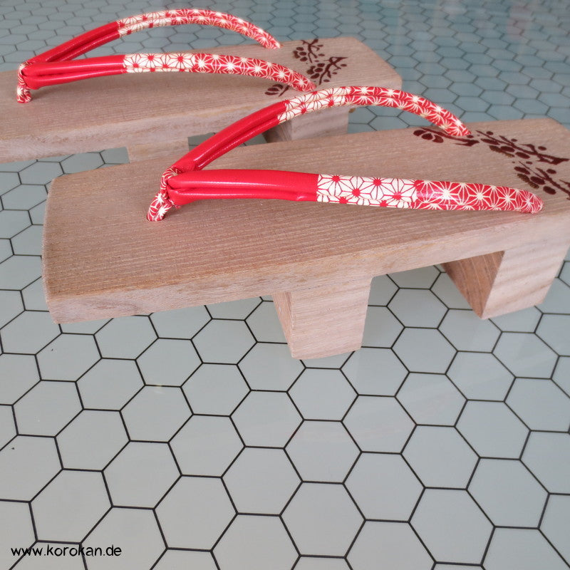 nagelneue Vintage Geta - leichtes Holz, Lackleder Riemen
