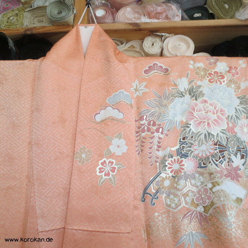 Verlauf von lachs nach oliv mit viel Gold Furisode Seidendamast Kimono