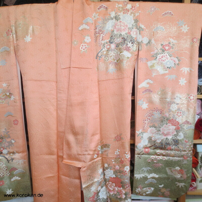 Verlauf von lachs nach oliv mit viel Gold Furisode Seidendamast Kimono