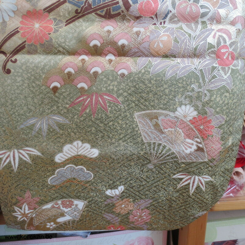 Verlauf von lachs nach oliv mit viel Gold Furisode Seidendamast Kimono