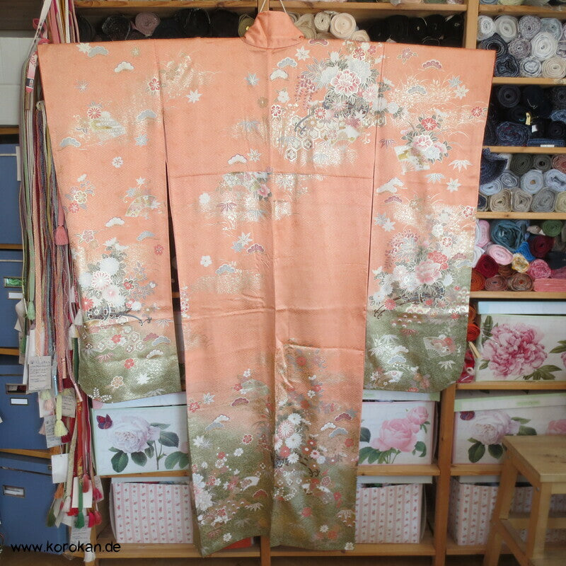 Verlauf von lachs nach oliv mit viel Gold Furisode Seidendamast Kimono