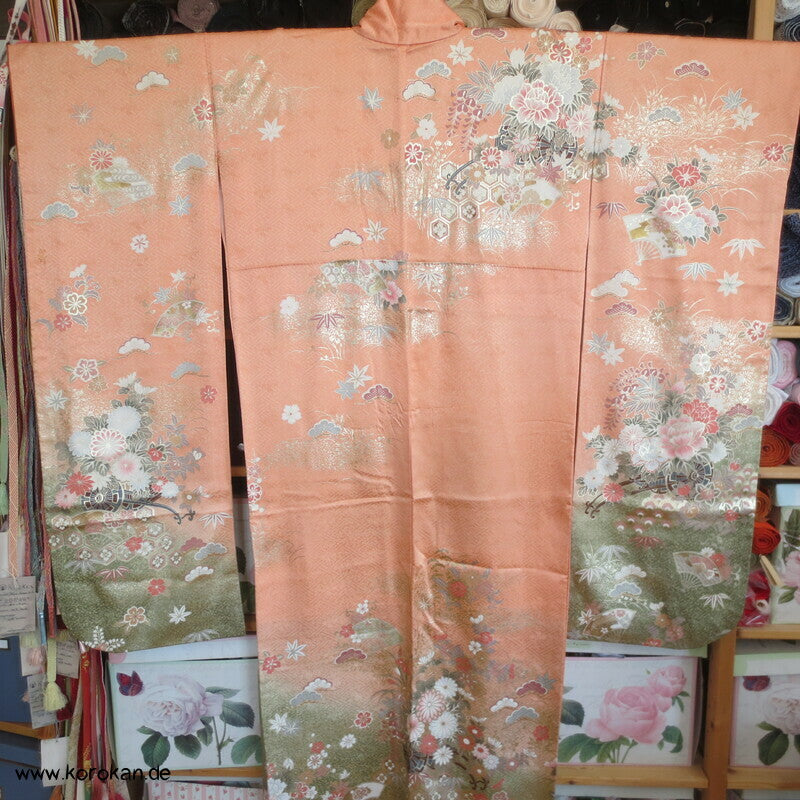 Verlauf von lachs nach oliv mit viel Gold Furisode Seidendamast Kimono