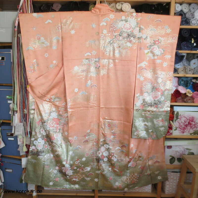 Verlauf von lachs nach oliv mit viel Gold Furisode Seidendamast Kimono
