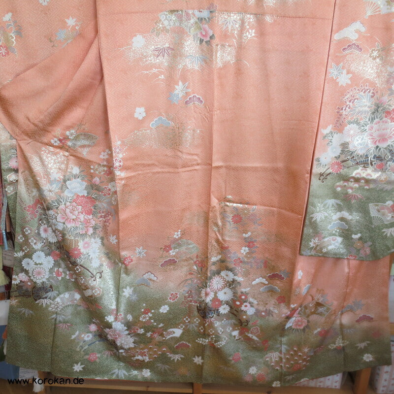 Verlauf von lachs nach oliv mit viel Gold Furisode Seidendamast Kimono