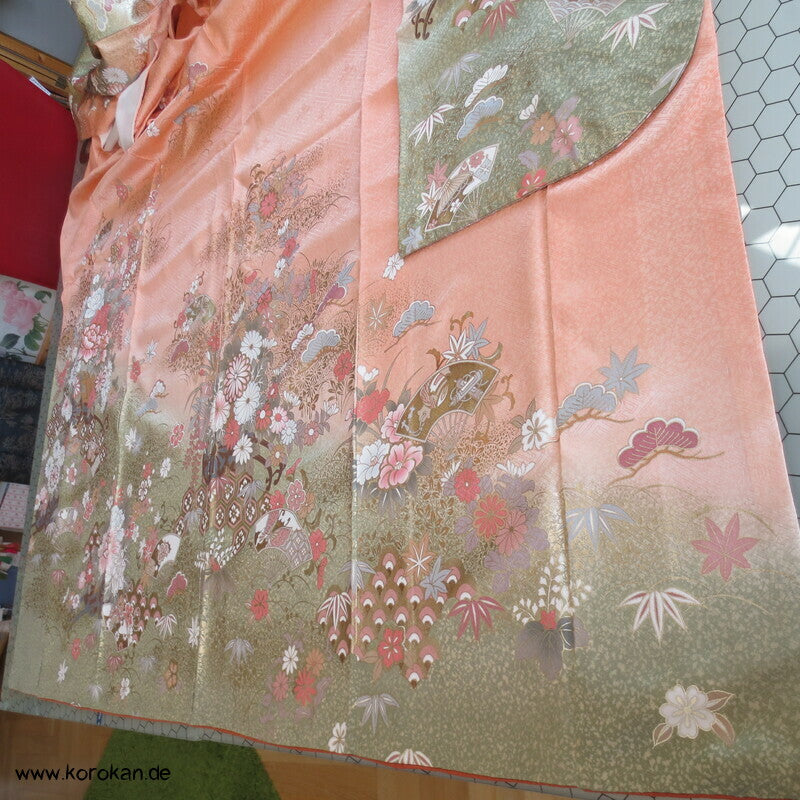 Verlauf von lachs nach oliv mit viel Gold Furisode Seidendamast Kimono
