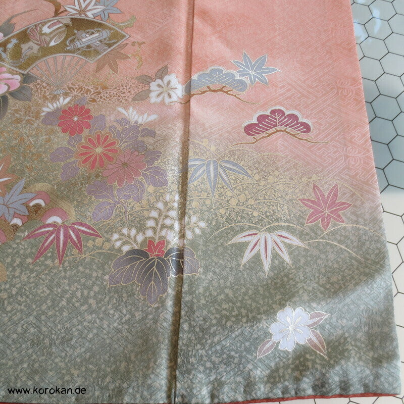 Verlauf von lachs nach oliv mit viel Gold Furisode Seidendamast Kimono