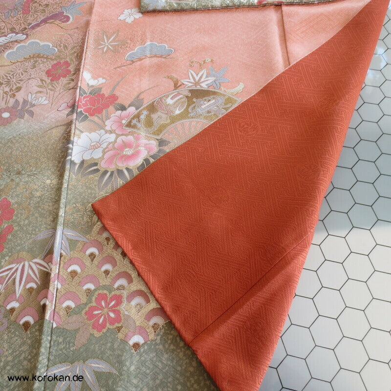 Verlauf von lachs nach oliv mit viel Gold Furisode Seidendamast Kimono