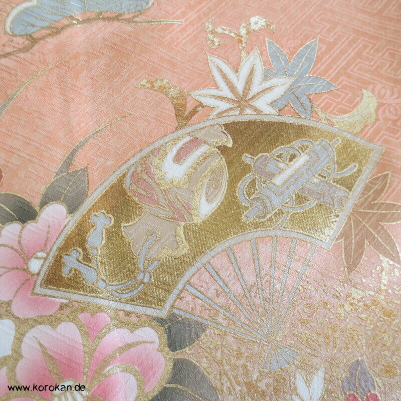 Verlauf von lachs nach oliv mit viel Gold Furisode Seidendamast Kimono