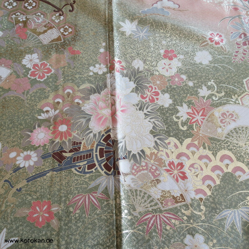 Verlauf von lachs nach oliv mit viel Gold Furisode Seidendamast Kimono