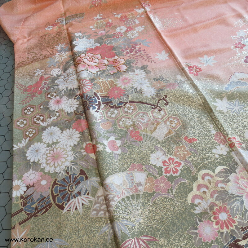 Verlauf von lachs nach oliv mit viel Gold Furisode Seidendamast Kimono