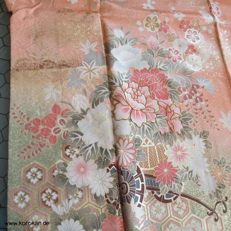 Verlauf von lachs nach oliv mit viel Gold Furisode Seidendamast Kimono