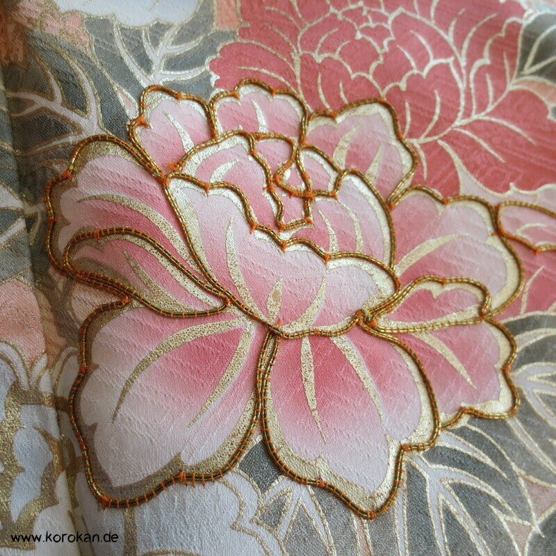 Verlauf von lachs nach oliv mit viel Gold Furisode Seidendamast Kimono
