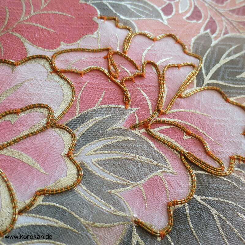 Verlauf von lachs nach oliv mit viel Gold Furisode Seidendamast Kimono