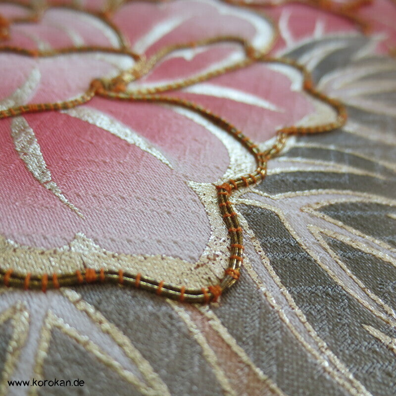 Verlauf von lachs nach oliv mit viel Gold Furisode Seidendamast Kimono