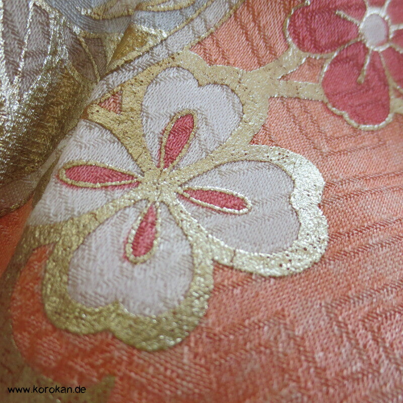 Verlauf von lachs nach oliv mit viel Gold Furisode Seidendamast Kimono