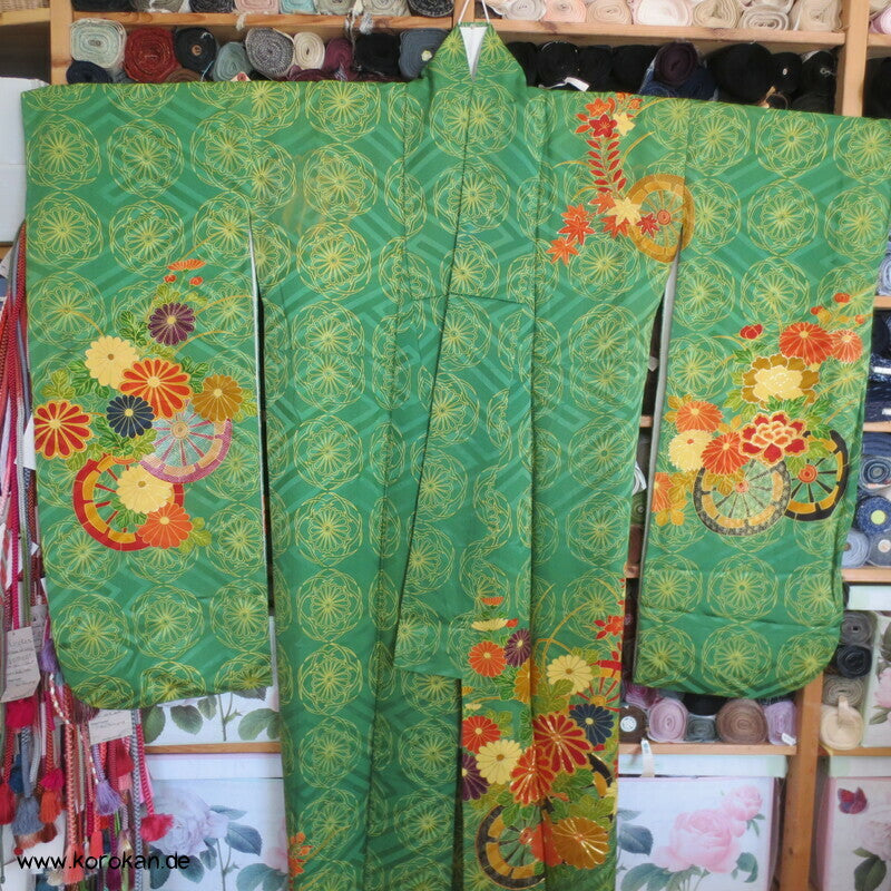 Genji Guruma und Blumen Seidendamast Furisode Kimono