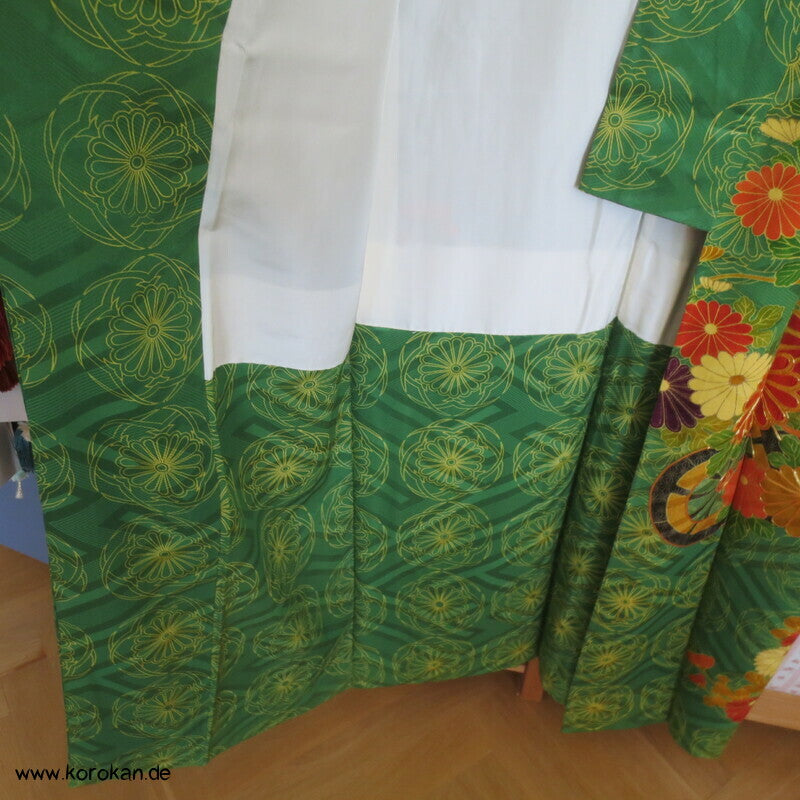 Genji Guruma und Blumen Seidendamast Furisode Kimono