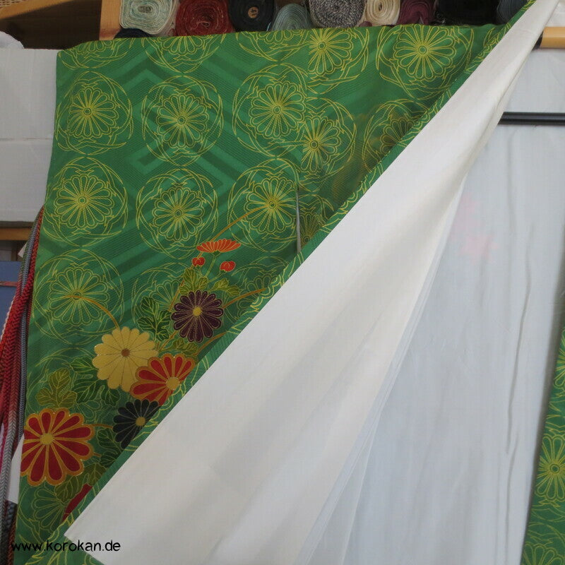 Genji Guruma und Blumen Seidendamast Furisode Kimono